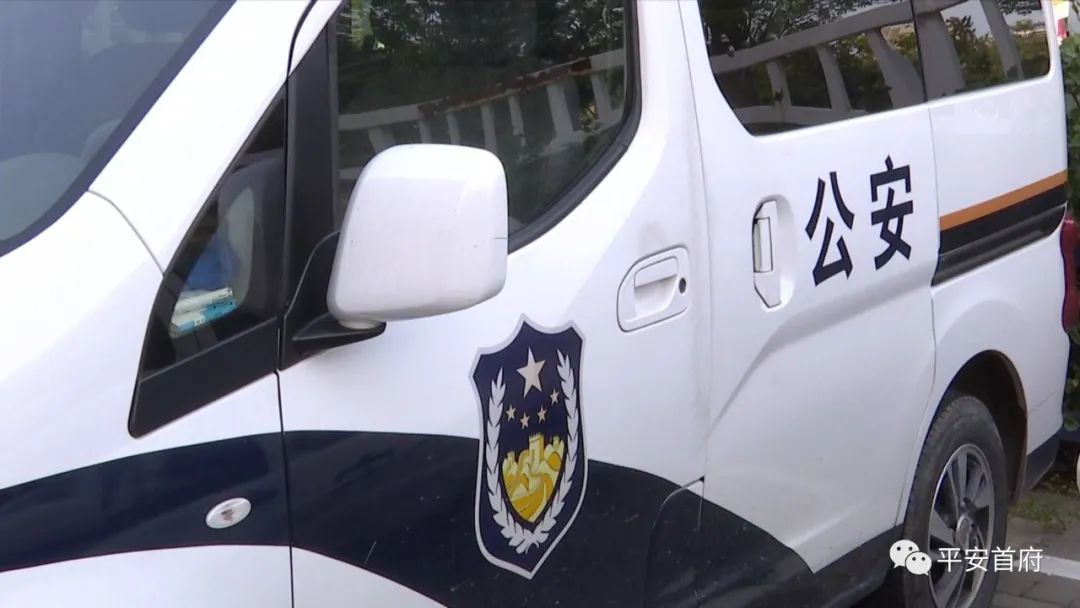 “家族式”制贩*证假**假章伪造的国家机关及企业事业单位印章三百余枚一家人全被抓