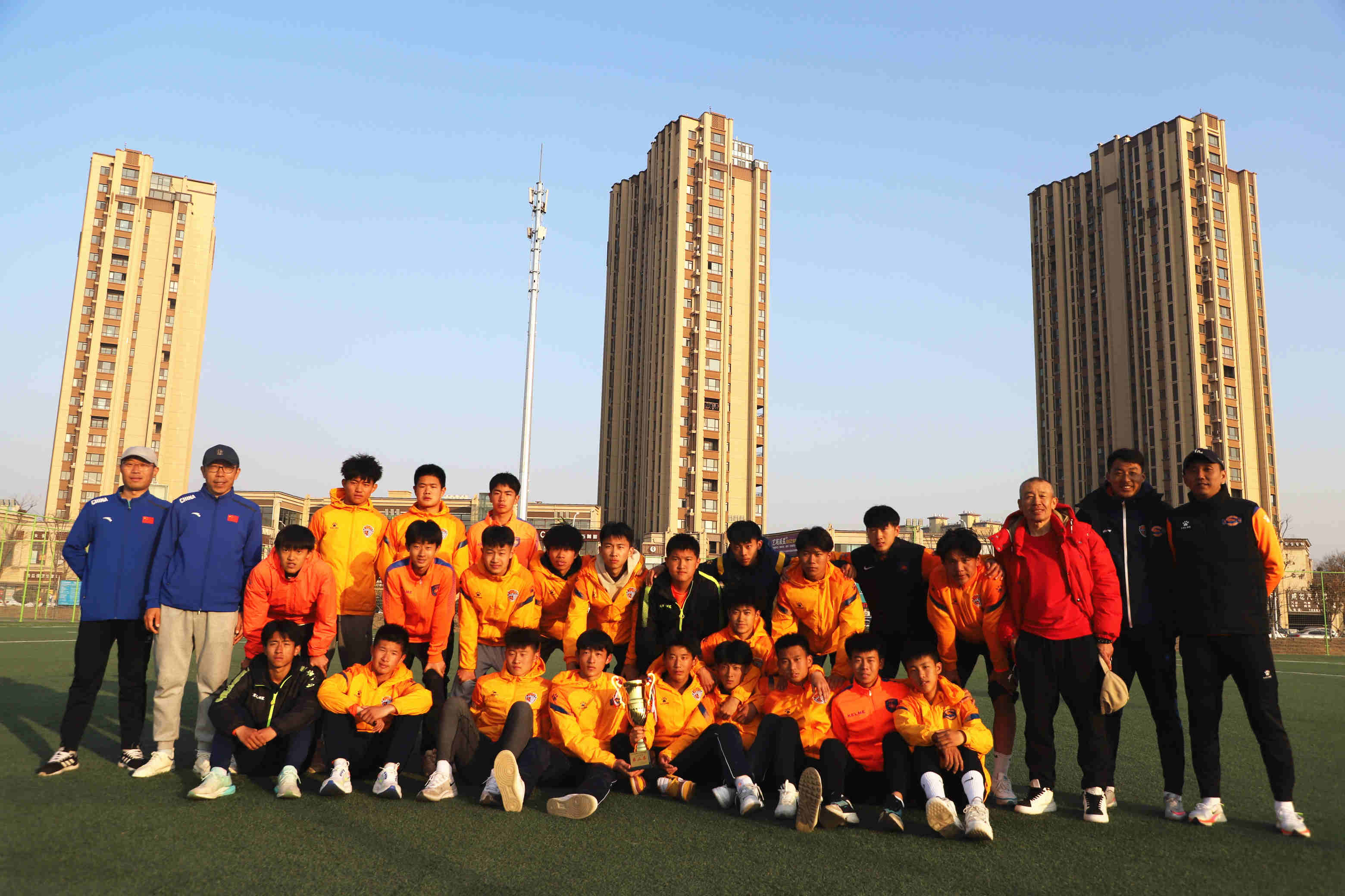 足球队拿了奖有奖牌上台领奖,城阳二中男子足球队