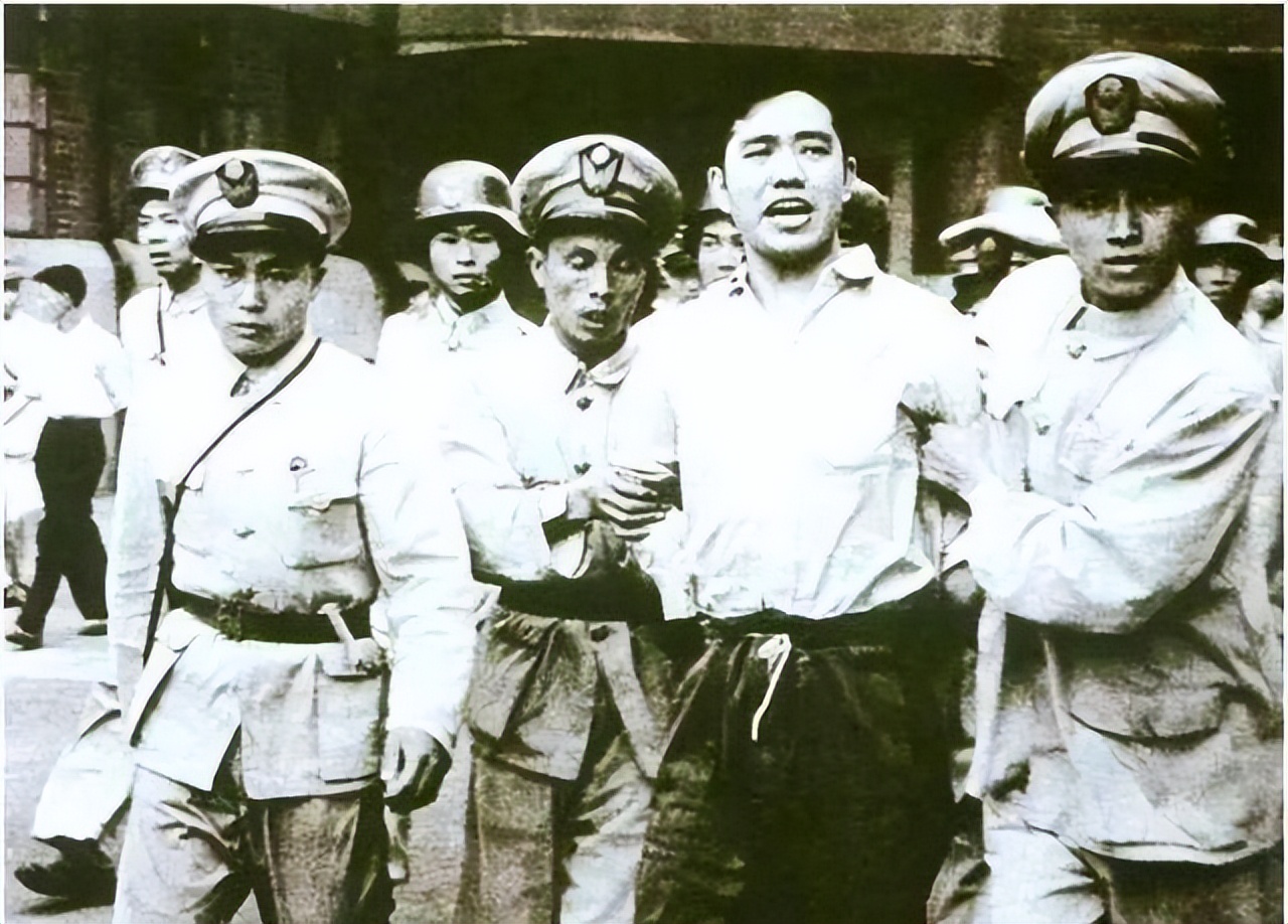 1957年，一数学老师突然被捕，公安问：你还记得被枪毙的银元犯吗
