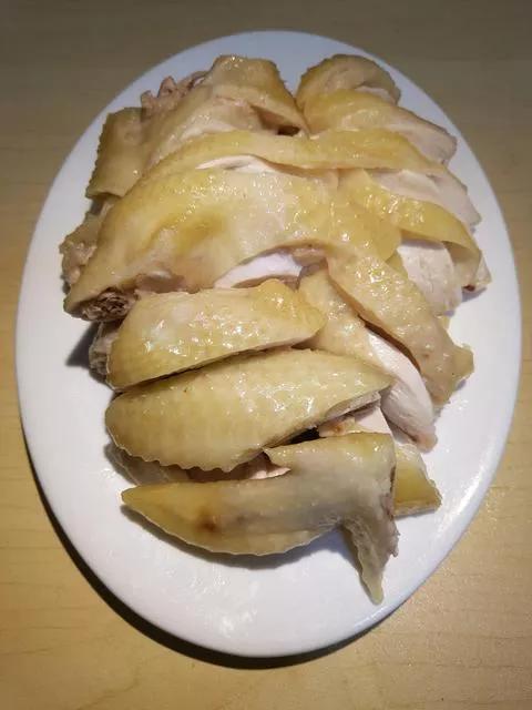 踢足球时踢到对方的手是谁犯规,踢足球谁踢得远