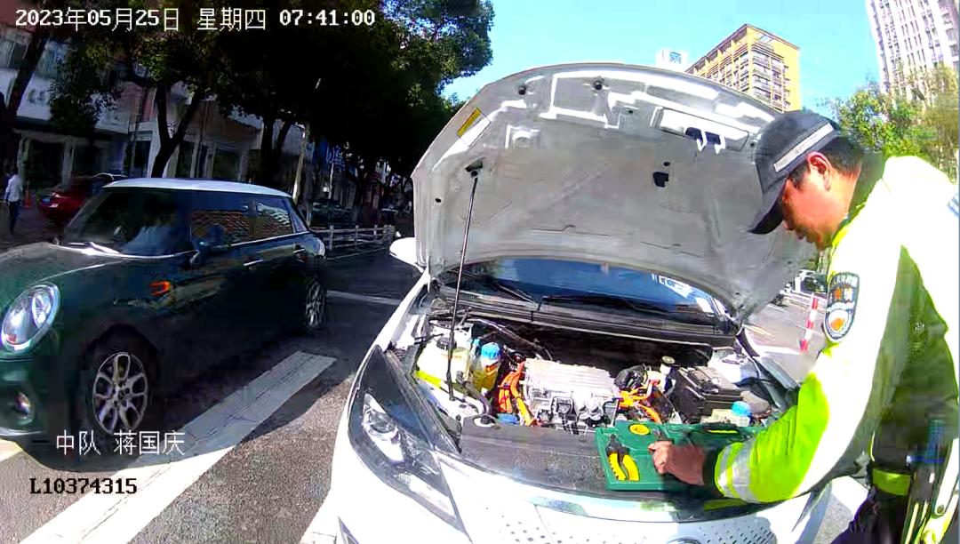 车辆故障交警们秒变修车工,铁骑队员路遇车祸及时出手相助