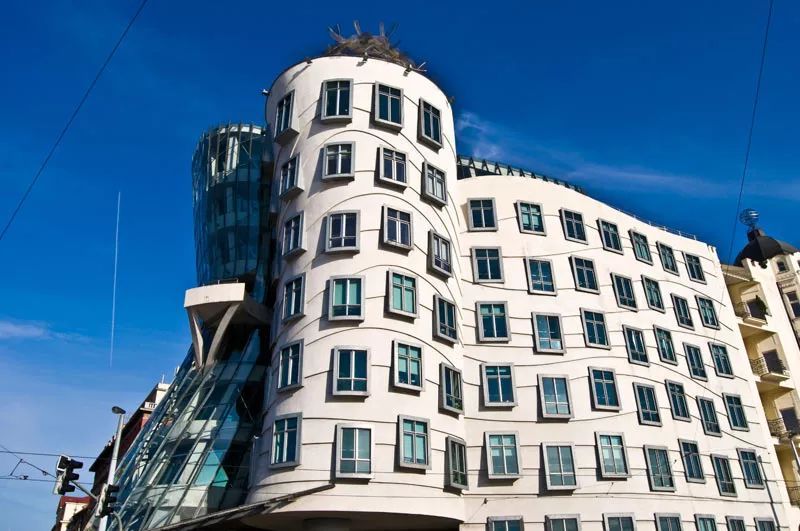 解构主义弗兰克盖里,美国建筑师弗兰克盖里的建筑风格