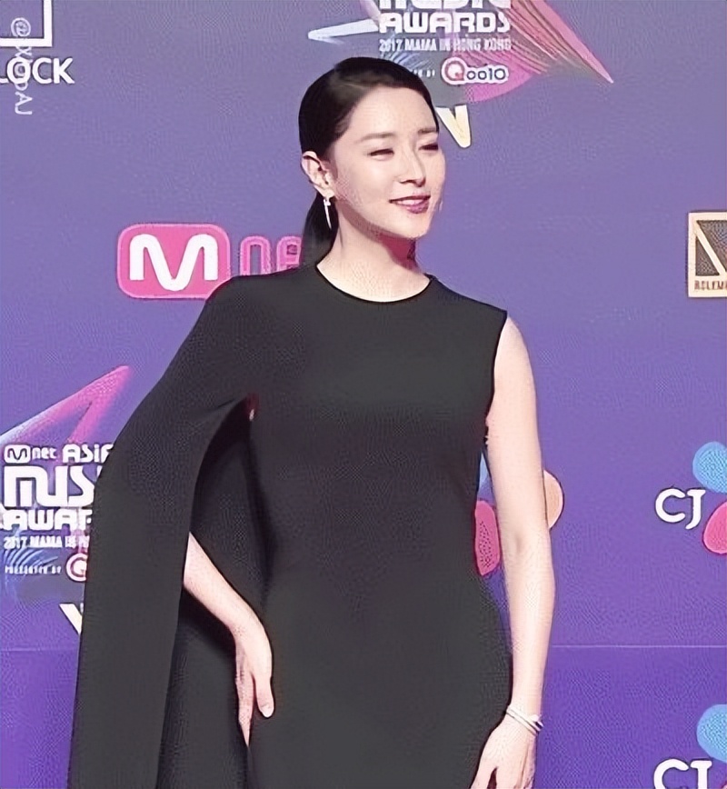 韩国女明星红毯穿着朴素,韩国红毯女明星礼服为什么那么土