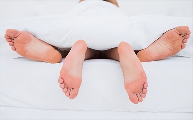 房事后，男人用纸擦一下就完事了？记住二件事也要少做