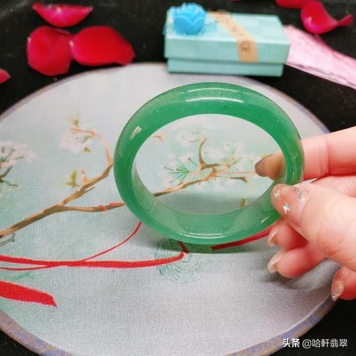 怒江的独龙玉戴着好吗,怒江独龙玉跟翡翠有什么区别