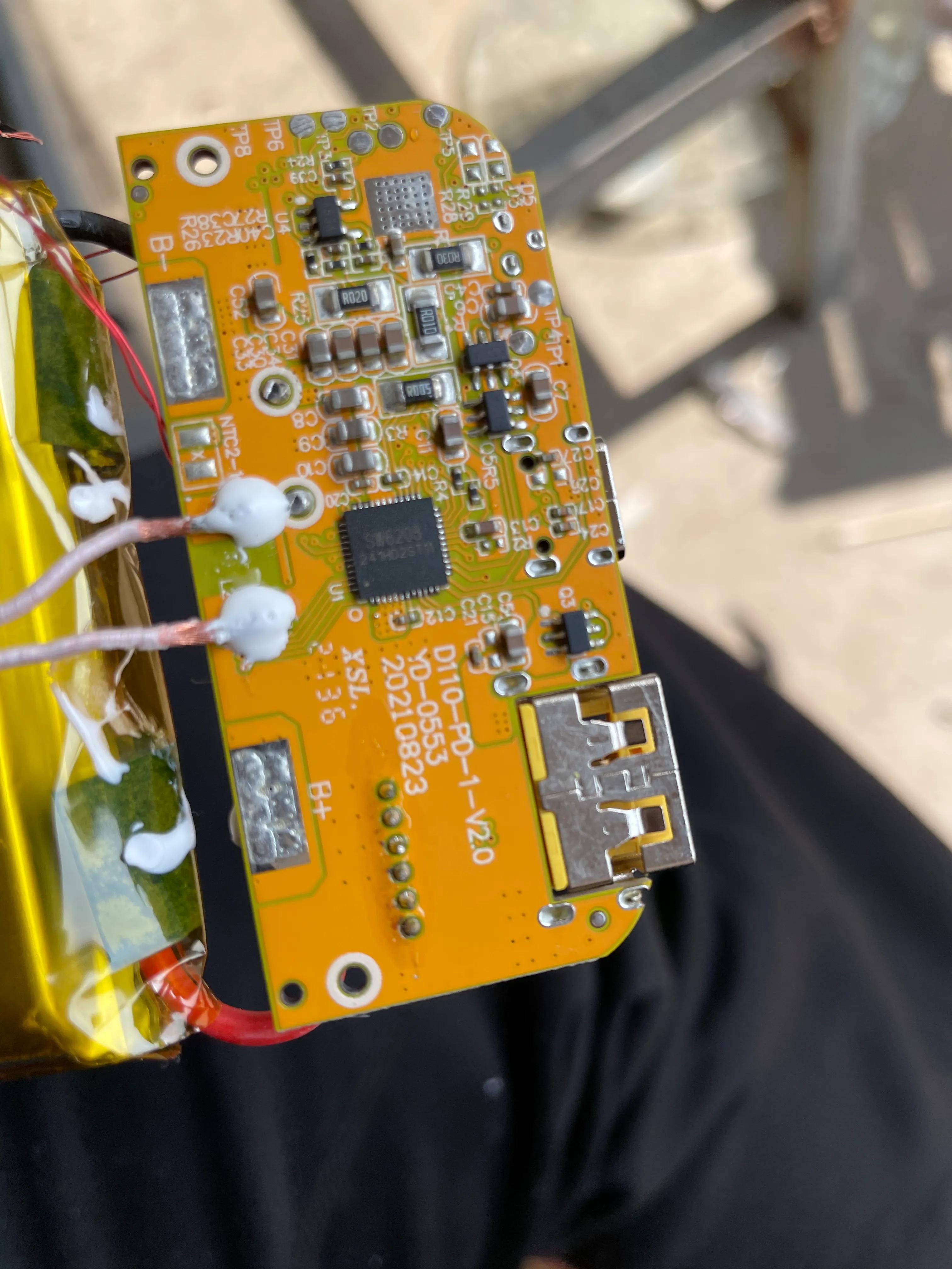 品胜led充电宝无损拆解,品胜磁吸充电宝外壳完整拆解图