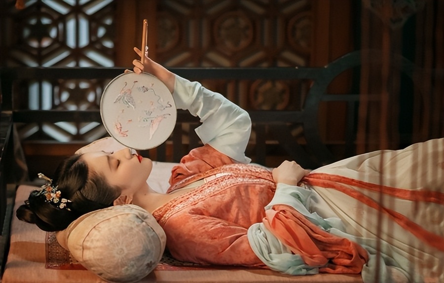 三本穿越重生经典小说情节超亮眼,三本穿越重生经典小说越看越心动