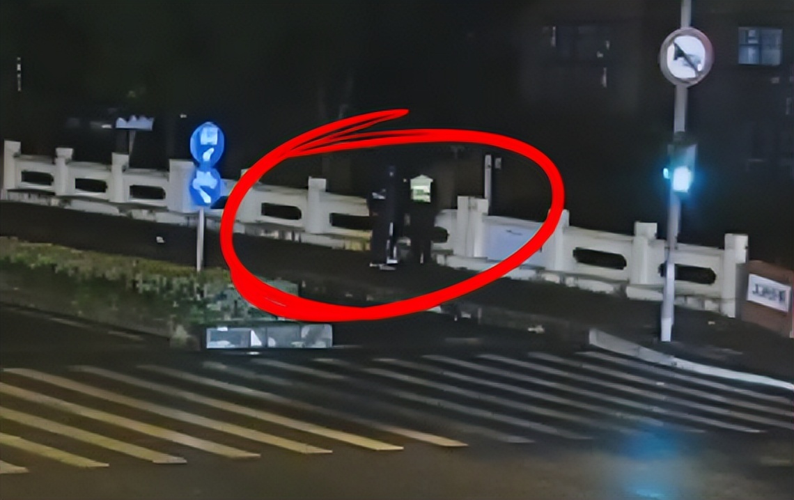 【正能量暖心事】女子半夜醉酒迷路民警安抚平安送回