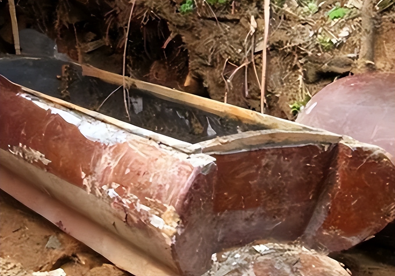 陕西男子一连三天梦见亡妻求救,男子十天连续梦见亡妻打开棺木