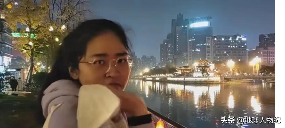 90后女人网恋奔现,90后女孩与男友奔现