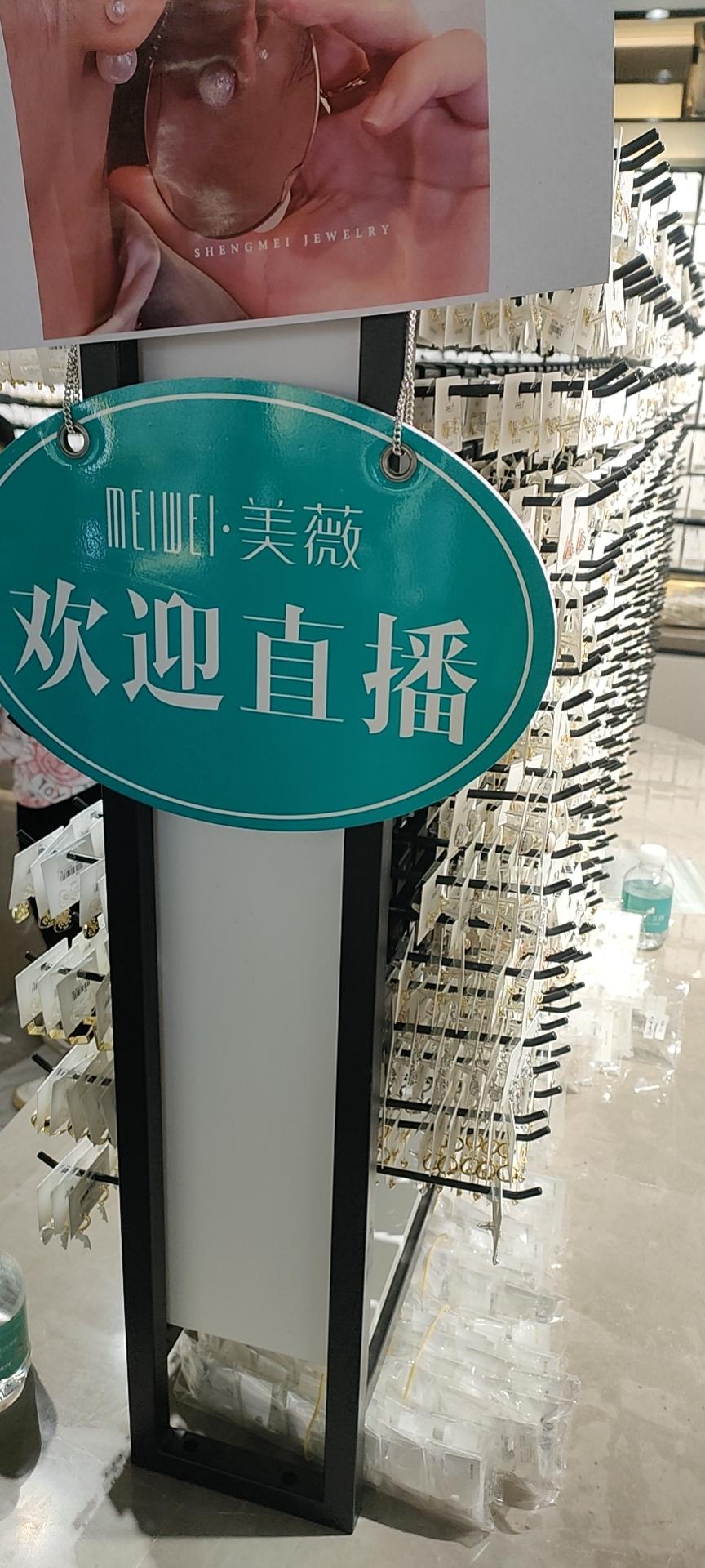 她们在义乌档口卖头花,最便宜的只要几毛钱,一月带货150万元