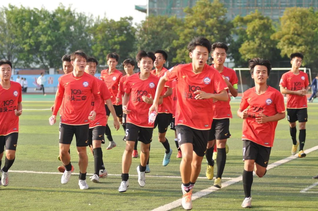 校园足球|汕头市第二中学黄鑫跃、郑铠敏：只有团队的赢才是赢