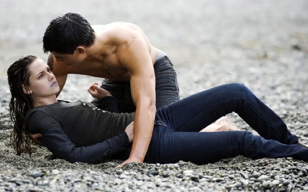 让霉霉写歌后悔分手的男神官宣结婚！娶同名小护士：这缘分绝了…