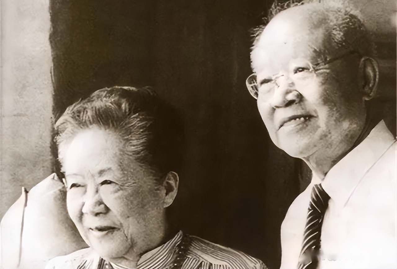 她是*弹核**女王，曾为美国造原*弹子**，墓碑却刻着：一个永远的中国人