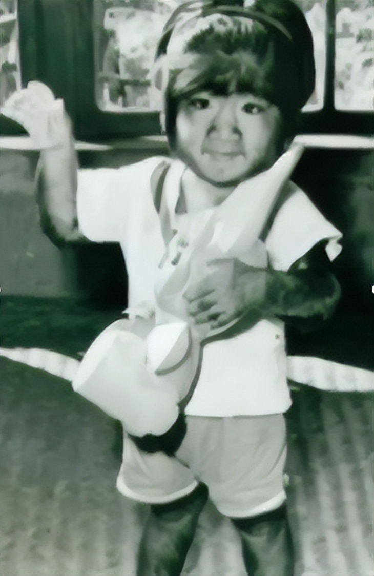 当年轰动一时的“毛孩”：42岁娶90后娇妻，生下一子未遗传长毛