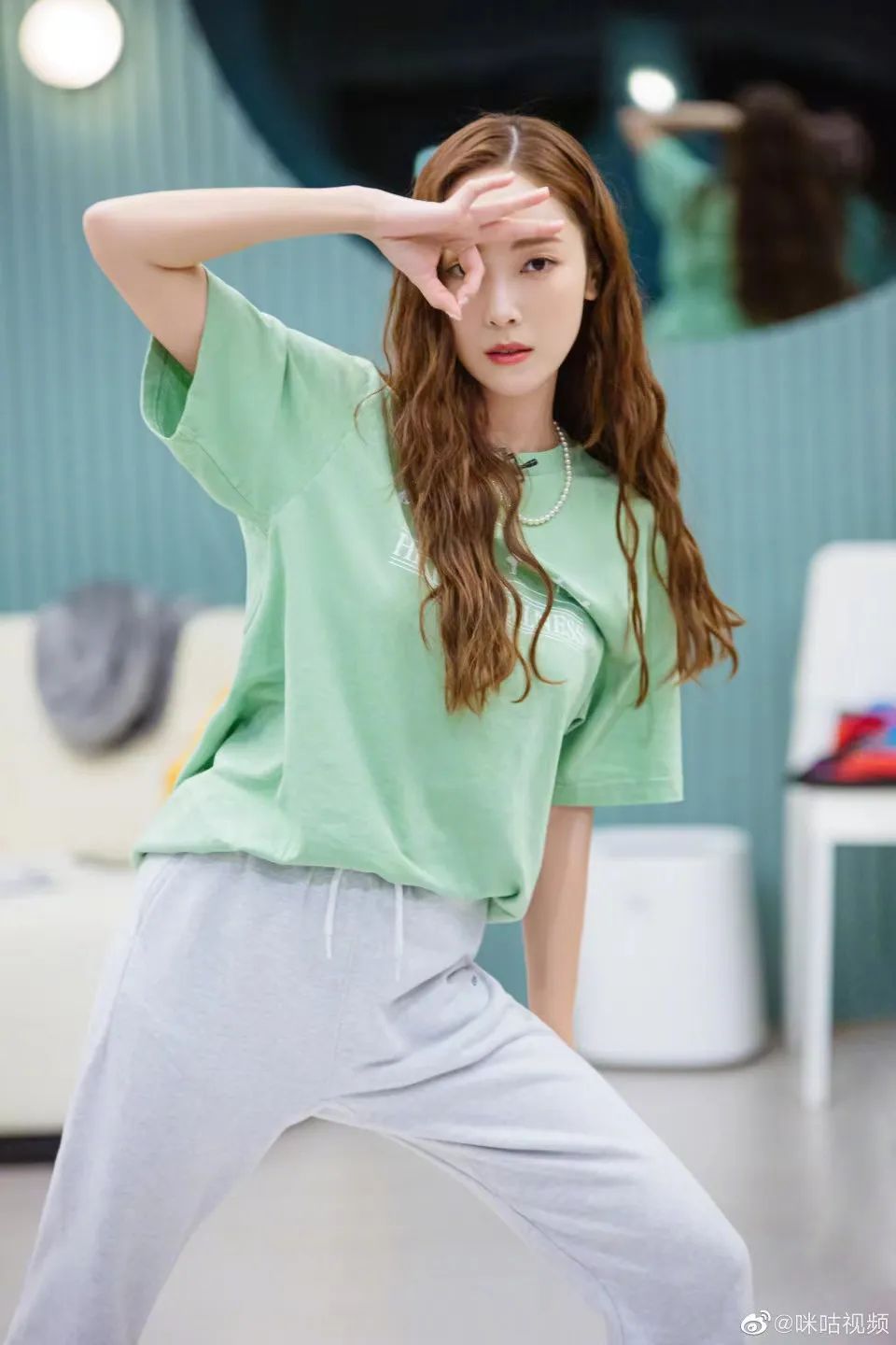 彩色大t恤怎么穿好看,今年时髦宽松t恤