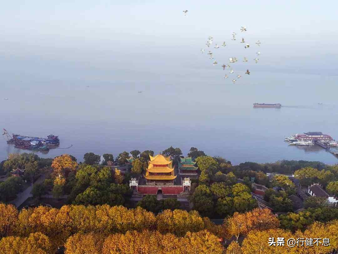 解析人生如梦一樽还酹江月,念奴娇赤壁怀古朗诵一樽还酹江月