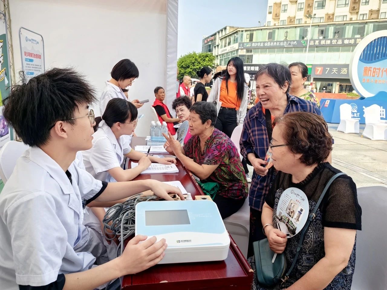 中华慈善日江油市第三人民医院开展“正心”工程宣传活动