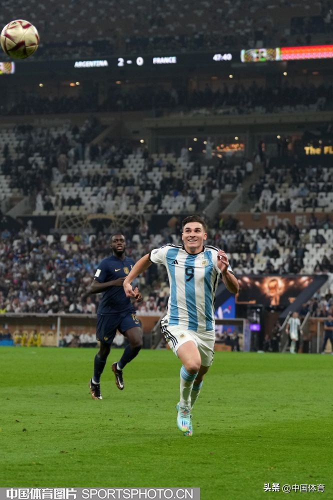 卡塔尔世界杯阿根廷捧起大力神杯,卡塔尔世界杯阿根廷大力神杯