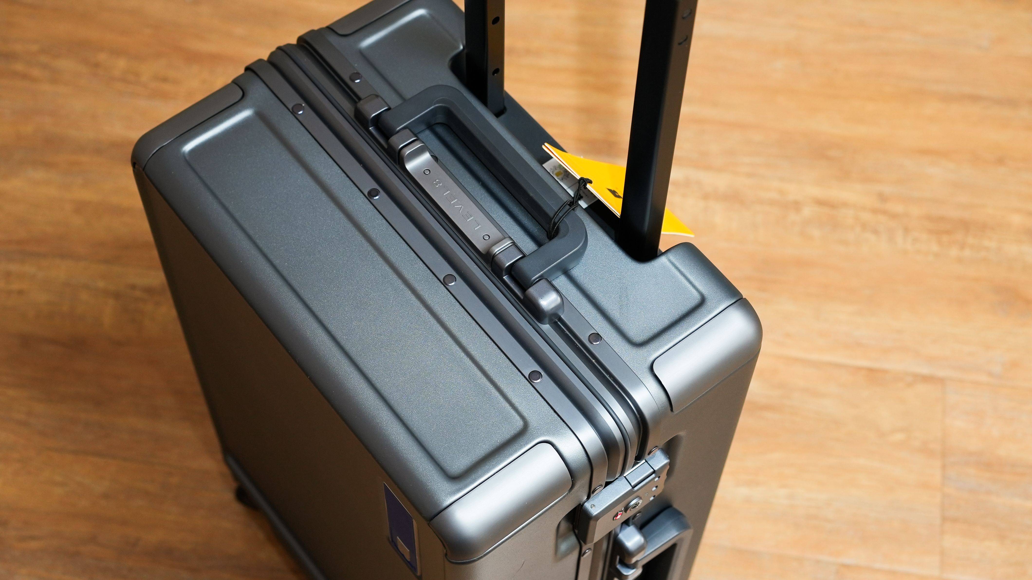 外交官行李箱和地平线8号哪个好 (出门旅游行李箱大小推荐)