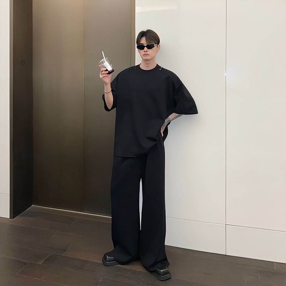 夏天薄款直筒裤搭配什么t恤,白色t恤和黑色直筒裤怎么穿时尚