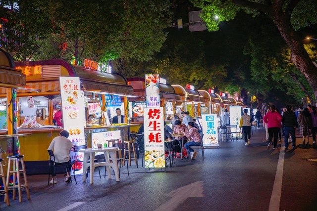 夫妻地摊卖臭豆腐日营业额9000元,摆摊卖臭豆腐一年能赚多少钱