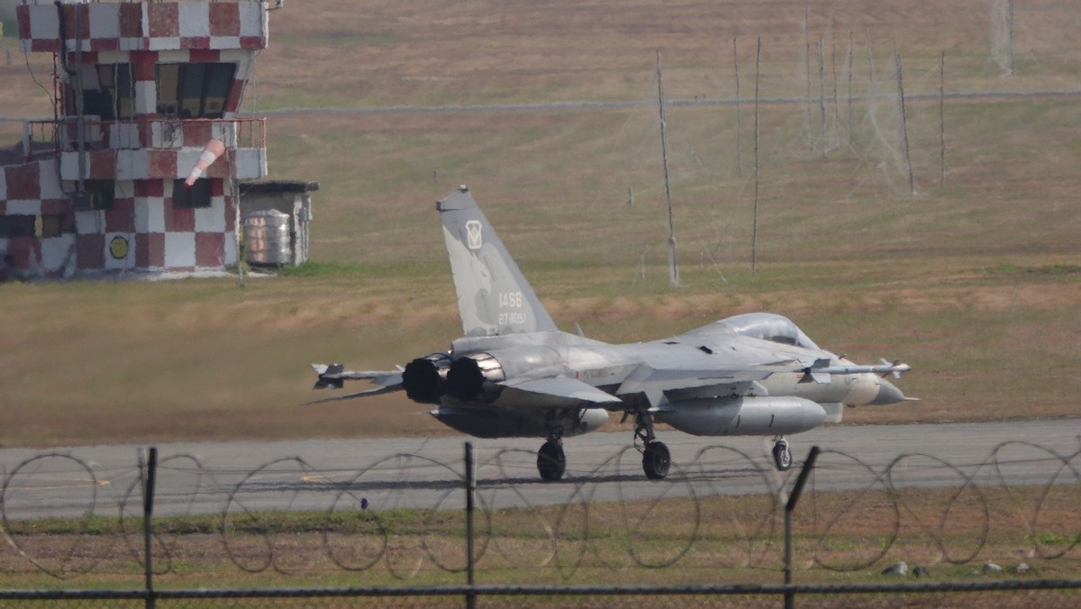 蔡英文突访“天驹部队”，无侦7穿越台湾海峡，台放弃导弹追监