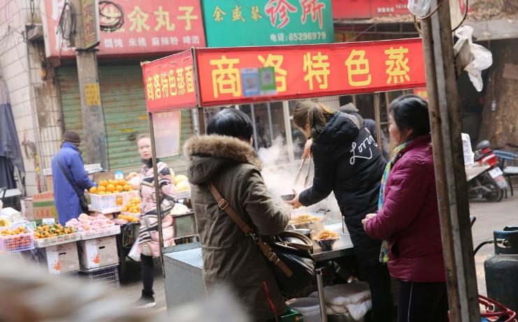 路边小吃摊的蒸面,西安面馆女老板娘网红
