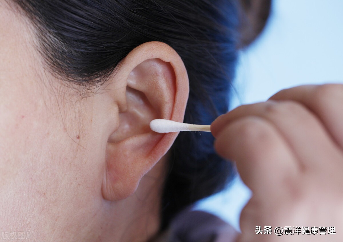 耳朵里太痒了掏出来臭臭的东西,耳朵里痒一掏就流水是什么原因
