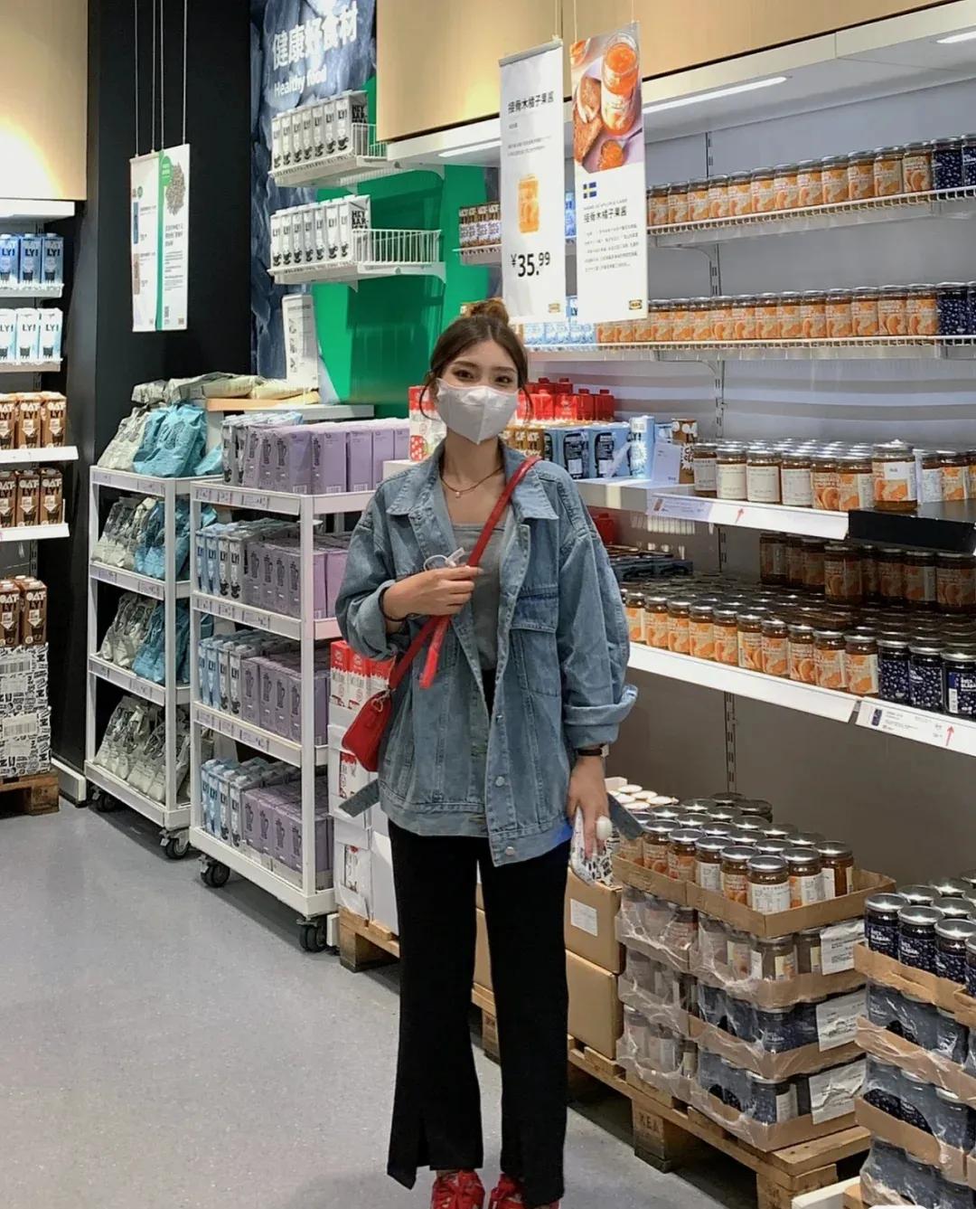 冬季牛仔外套搭配什么裤子好看女,男士蓝色牛仔外套秋冬季怎么搭配