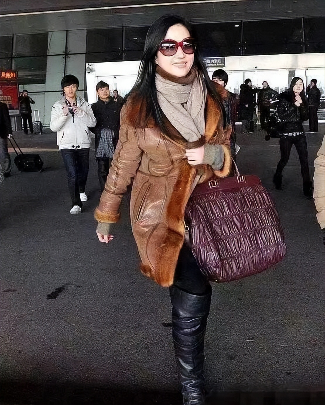 神仙姐姐有多壕？送剧组每人一个LV礼物，网友：可她穿搭不如我