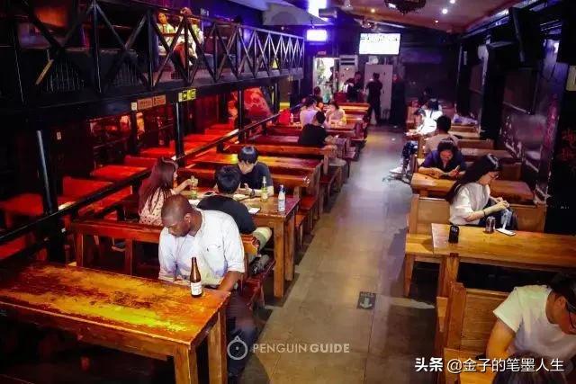 琳琅满目都是酒，一眼望去全是人，传说中的天堂酒吧超市