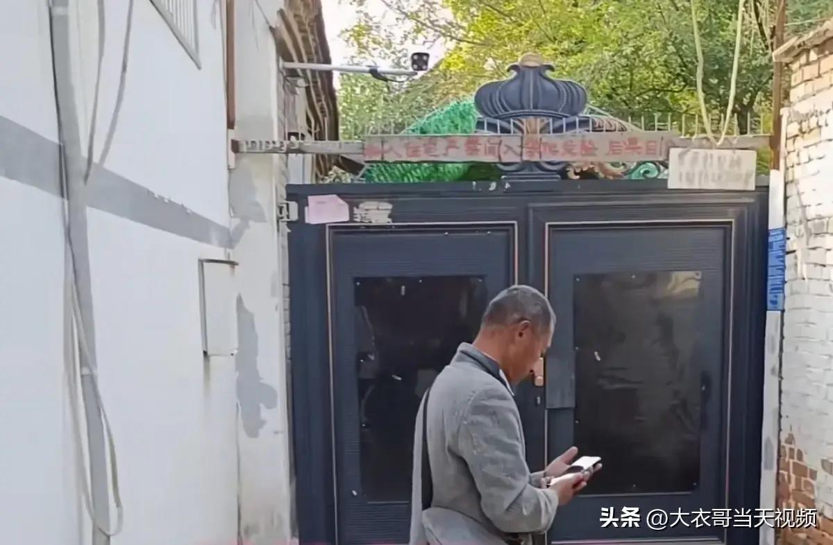 大衣哥被粉丝吓的视频,大衣哥砸门视频