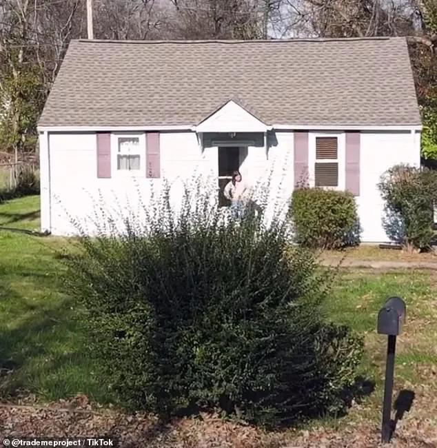 外国妹纸想用一个小发卡，跟别人换一栋房子，最后居然成功了