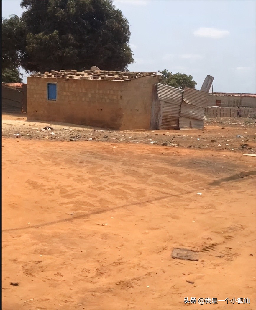 在非洲安哥拉，我开车从黑人村子里穿过（我在安哥拉的日子320）