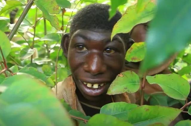 非洲23岁男孩酷似猿猴，不会说话只会叫，是何让他获取粉丝1000万