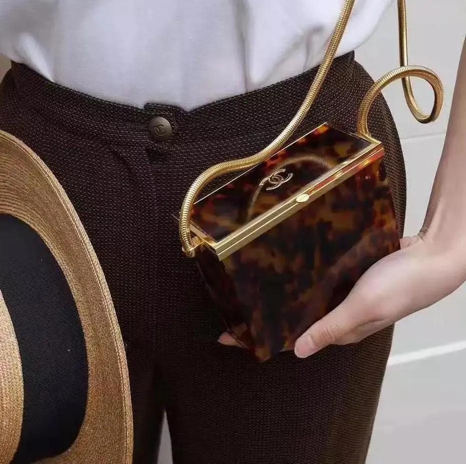 看完了Chanel富贵儿玳瑁，我默默放下了手中的皮质金链...