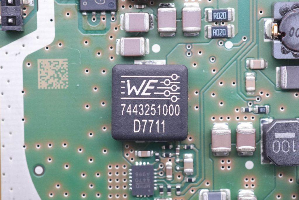 宝马5系无线充电拆解,宝马5系充电器怎么拆