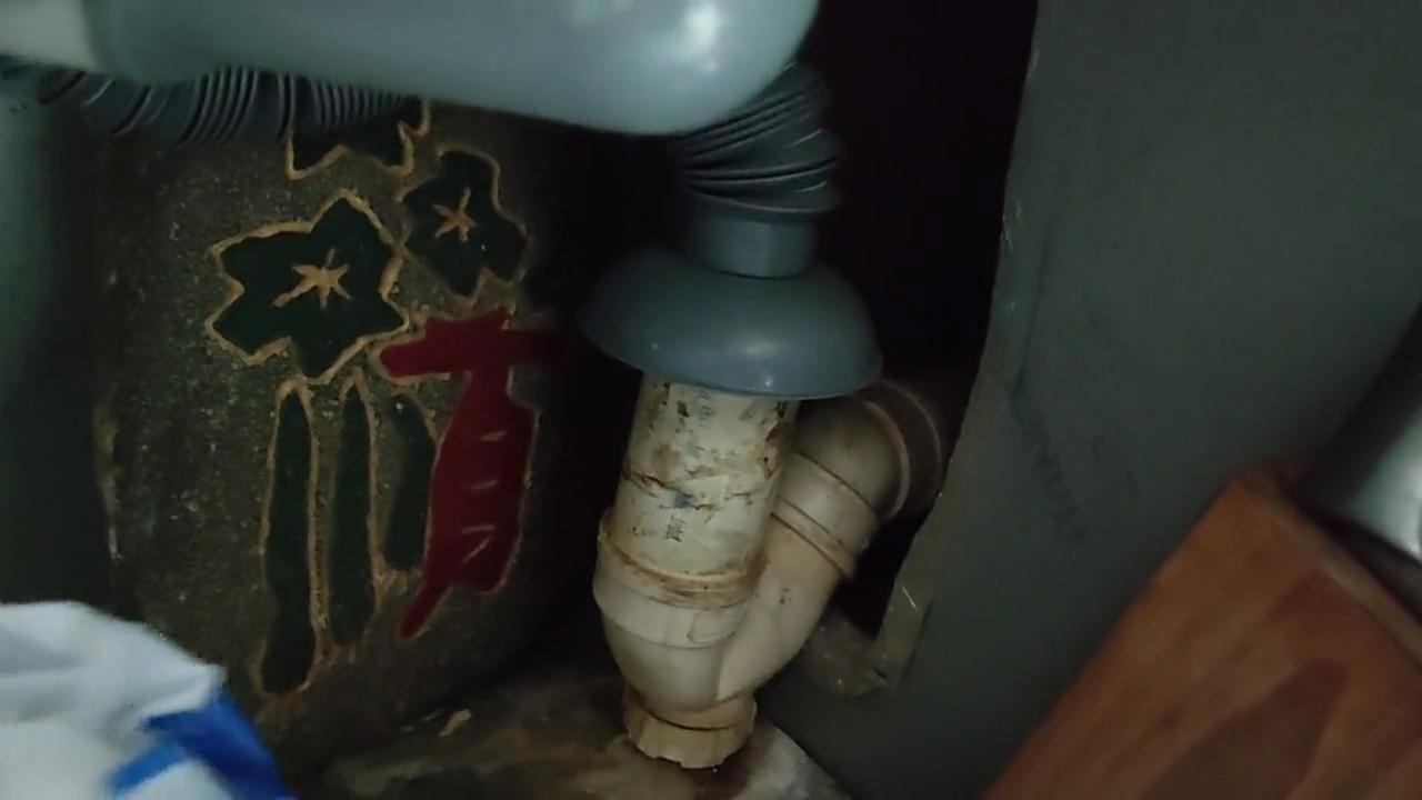 淮安华德力换厨房水龙头,厨房下水管改一下!