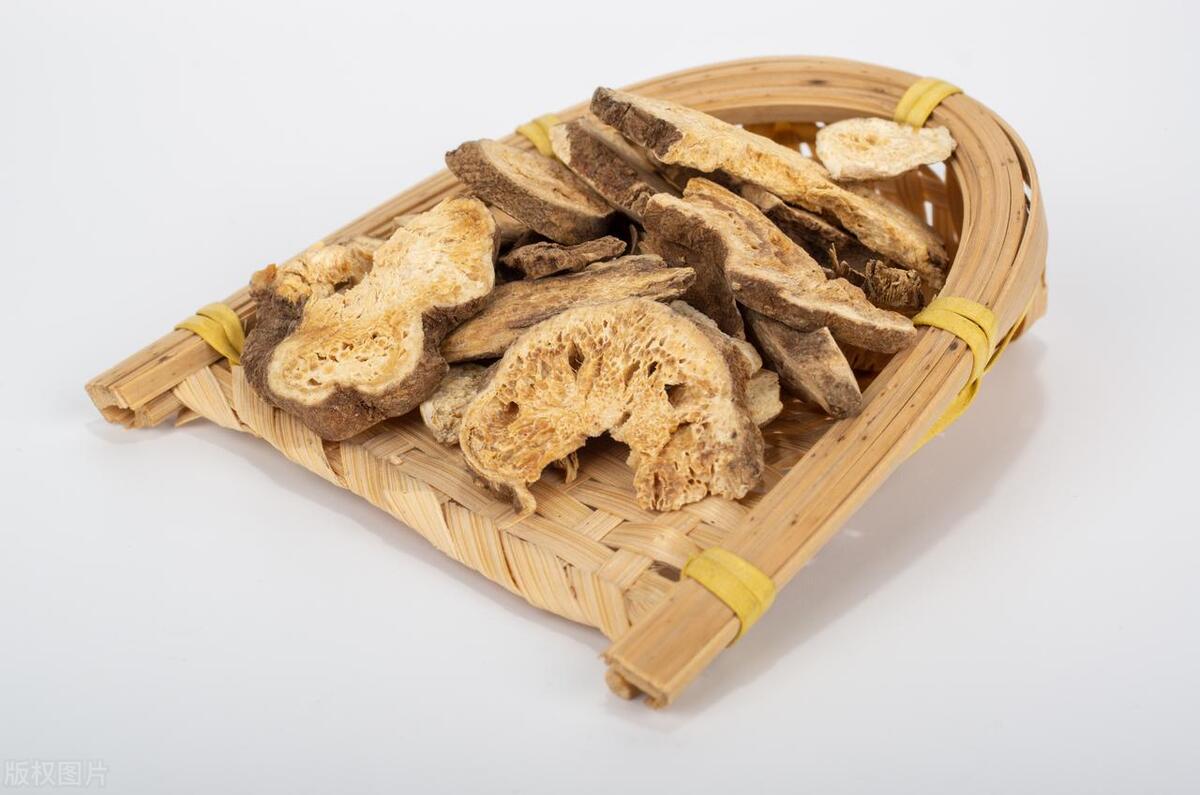 老年人半夜睡觉嘴干发苦什么情况,中老年人夜里睡觉嘴巴干