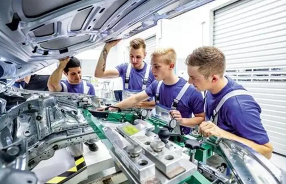 中国高级技工缺2200多万，本科生毕业没工作，技校招生却无人问津