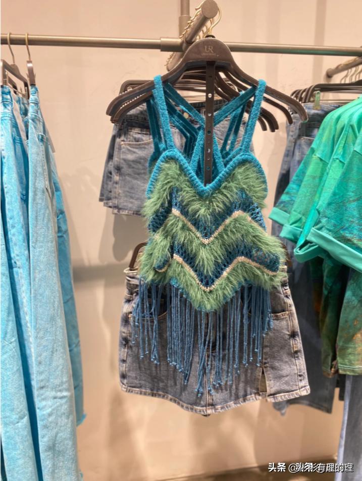 狂揽50亿！月薪2万不配穿UR？网友：穷人买不起，中产看不上