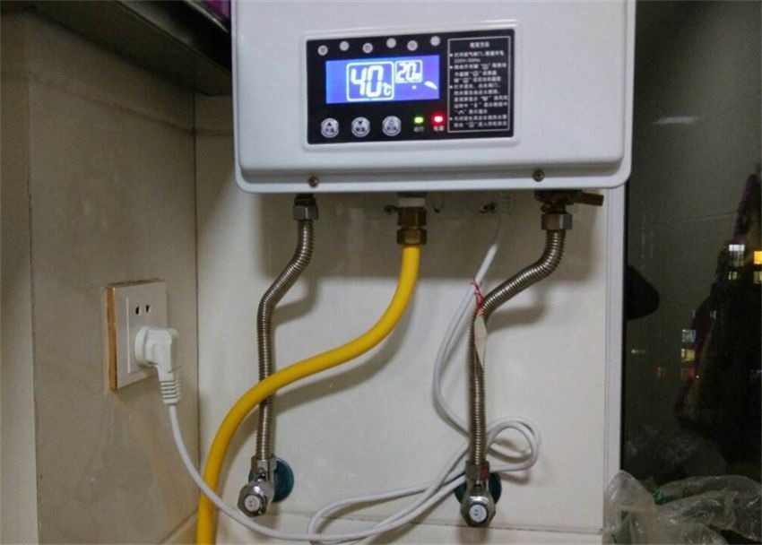 电热水器与燃气热水器哪个费用低,家庭用电热水器还是燃气热水器好