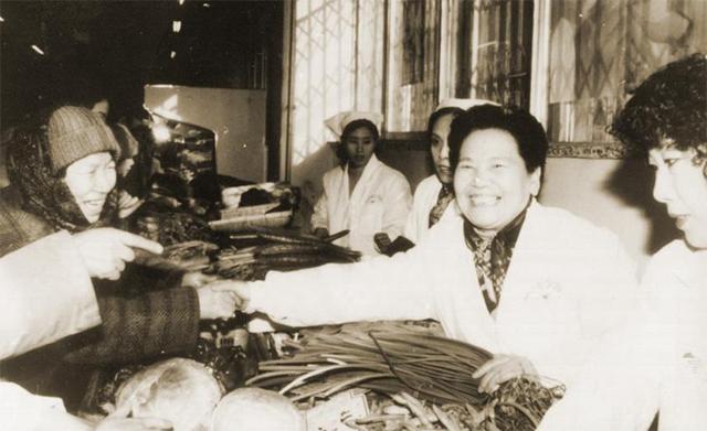 卖菜女工李素文:从副委员长跌落后创业,最后选择月薪二百当劳模