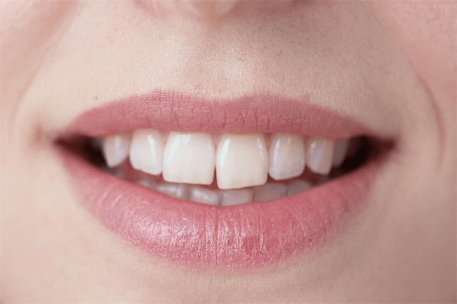 冬季嘴唇干裂起皮小妙招,冬季嘴唇干裂起皮用什么小妙招