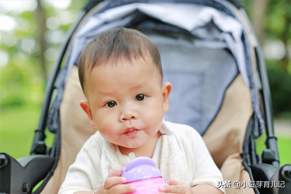 宝宝喝水不太讲究,新生宝宝喝水太多的危害