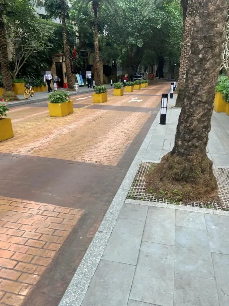 两家物业进驻同一小区,两家物业