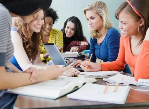 家庭条件不好逆袭的留学国家,家庭条件一般成绩不好留学的国家