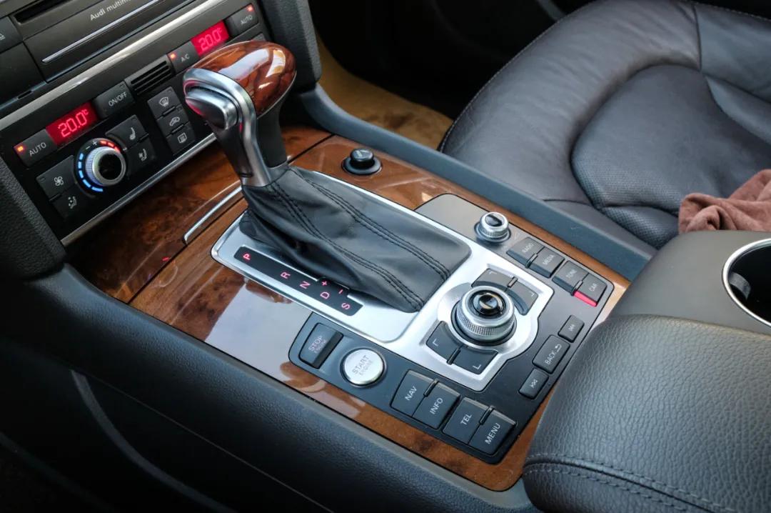 奥迪q7quattro脱困强大到可怕,奥迪07款q7quattro雪地爬坡