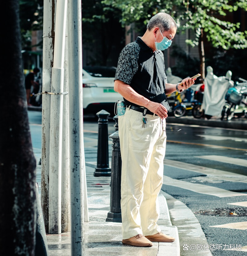 耳背式助听器没有耳塞能用吗,耳背助听器塌陷